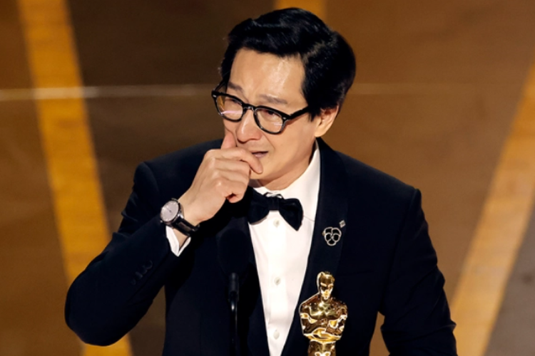 Ke Huy Quan menangis terima Oscar setelah hampir menyerah pada karier di dunia hiburan
