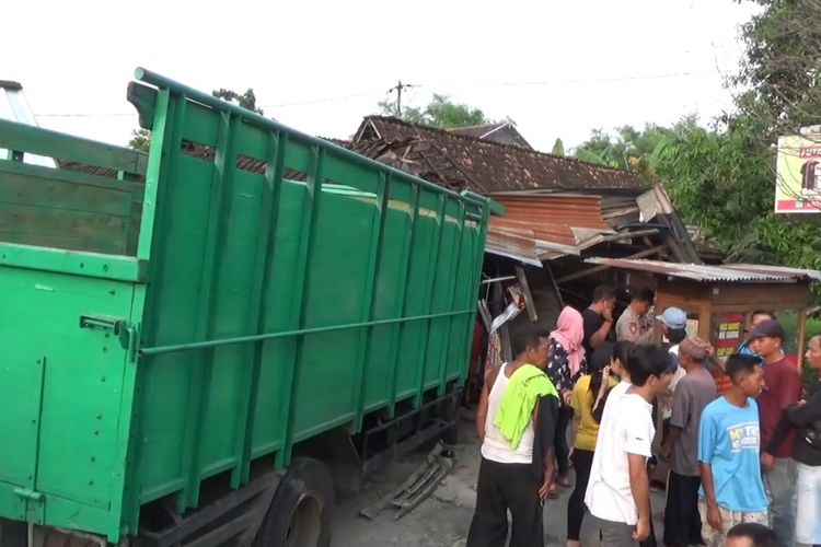 Diduga rem blong, truk Nopol N 9020 GG yang dikemudikan oleh Richo Topan tabrak warung dan pemotor di jalan raya Ngawi – Caruban.