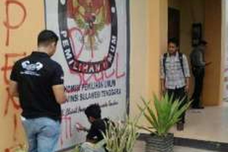 Kesal tak ditemui anggota KPU Sultra saat aksi, mahasiswa menyegel dan mencoret tembok kantor KPUD Sultra