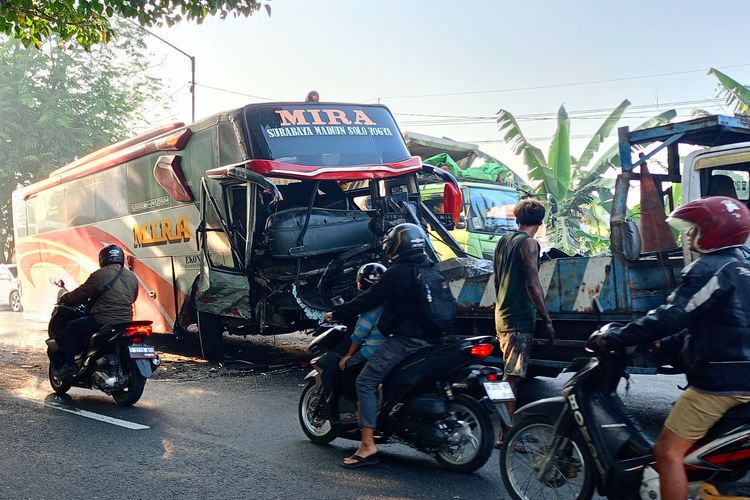 Bus Mira dan Innova Tabrakan di Balongbendo Sidoarjo, Sopir Innova Tewas