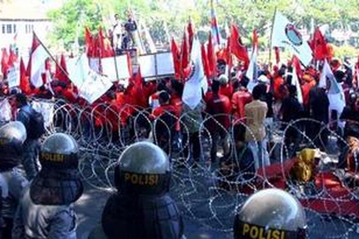 Massa aksi dari PDIP Kota Malang, saat menggelar aksi tolak kenaikan harga BBM. Aksi massa PDIP tidak hanya dilakukan di Kota Malang. Tapi juga dilakukan di Kota Batu. Selasa (27/3/2012).