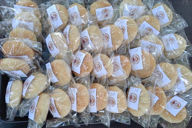 Kompiang Kopi dan Roti Kopi Colol merupakan suatu karya siswa-siswi Sekolah Menengah Kejuruan Negeri I (SMKN 1) Borong, Kelurahan Peot, Kecamatan Borong, Kabupaten Manggarai Timur, Provinsi Nusa Tenggara Timur, Senin, (13/2/2023). 