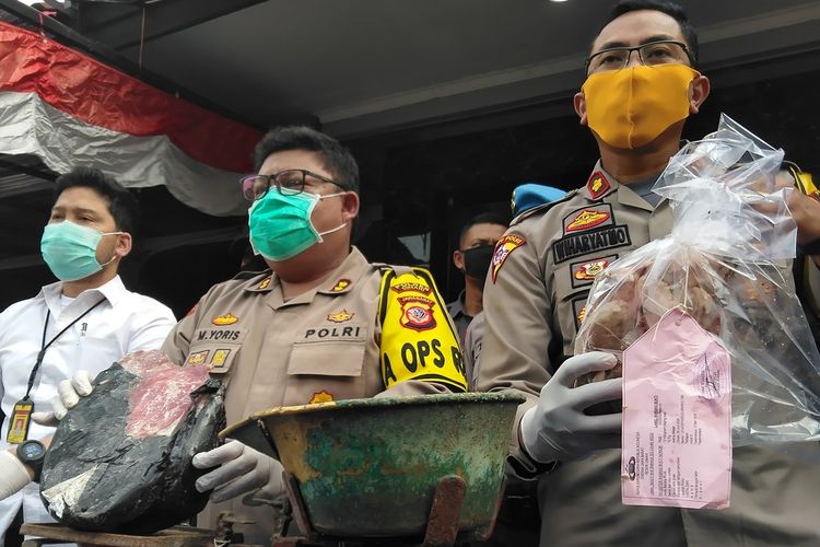 Kapolres Cimahi AKBP M Yoris Maulana Yusuf Marzuki tengah memperlihatkan barang bukti daging celeng yang dibekukan, di Mapolresta Cimahi, Selasa (30/6/2020).