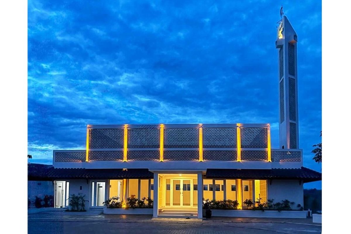 Masjid Alyauma Aqmaltu di Perumahan Springhill Yume Lagoon, Cisauk