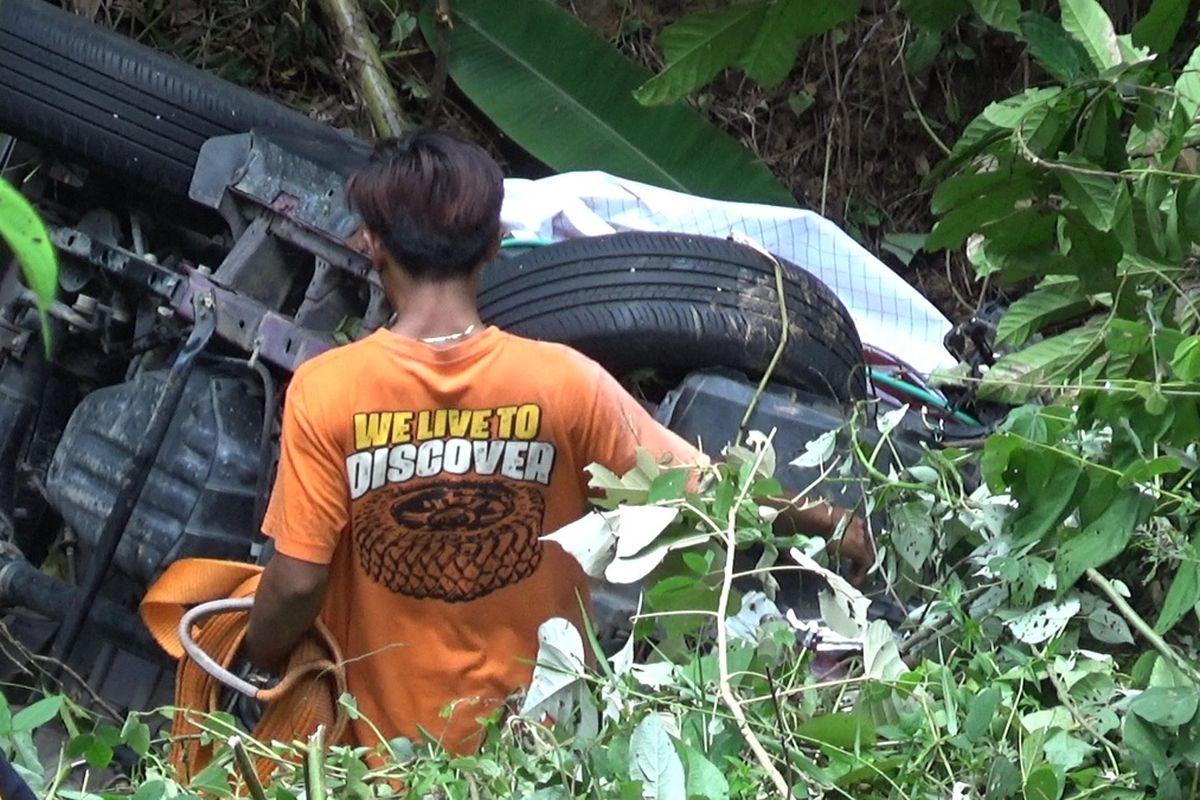 Sebuah mobil minibus dengan nomor polisi DD1739TD jatuh ke dalam jurang sedalam 20 meter di jalan Trans Sulawesi Poros Toraja – Palopo di Kilometer 14 Kelurahan Battang, Kota Palopo, Sulawesi Selatan, pada Rabu (18/10/2023) malam sekitar pukul 18.30 Wita, pihak keluarga korban akan mengangkat mobil tersebut, Kamis (19/10/2023)