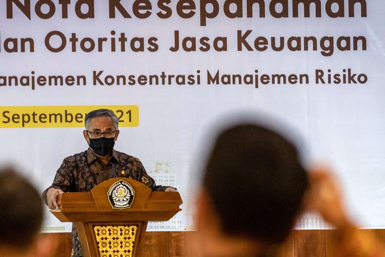Ketua Dewan Komisioner Otoritas Jasa Keuangan (OJK) Wimboh Santoso di Semarang, Jawa Tengah, Jumat (3/9/2021).