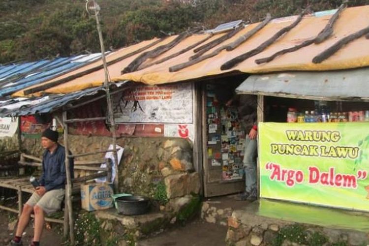 Warung Mbok Yem di Puncak Gunung Lawu, Magetan, Jawa Timur. Warung ini berada di Hargo Dalem dengan ketinggian 3.150 mdpl. Meski saat ini Mbok Yem tengah dirawat karena ssakit, namun warungnya masih tetap buka untuk melayani pendaki.