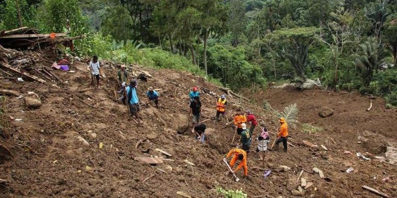 Tim SAR gabungan bersama warga melakukan pencarian korban tanah longsor di Palangka, Kelurahan Manggau, Kecamatan Makale, Kabupaten Tana Toraja, Sulawesi Selatan, Senin (15/4/2024).