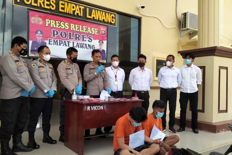 Ungkap kasus penangkapan bandar narkoba RG (32) dan RE (23) di Polres Empat Lawang, Sumatera Selatan. Dari penangkapan itu, seorang oknum polisi berpangkat Briptu inisial AZ juga ikut terciduk dan dinyatakan positif menggunakan narkoba.