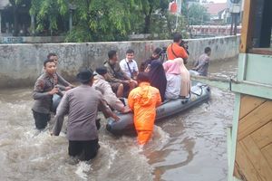 Pela Mampang Jaksel Banjir Hampir 1 Meter, Mobilisasi Warga Pakai Perahu Karet