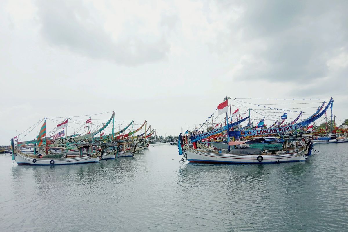 Nelayan Kecamatan Tanjung Bumi memarkir perahu saat cuaca ekstrem. 
