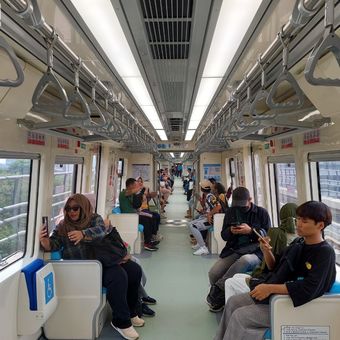 Suasana gerbong LRT Jabodebek rute Stasiun Dukuh Atas-Stasiun Jati Mulya pada Minggu (27/8/2023).