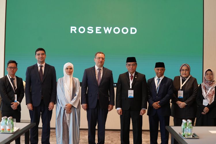Menteri Ketenagakerjaan (Menaker) Yassierli bersama jajarannya berfoto bersama Dirjen Pusat Ketenagakerjan Organisasi Kerja Sama Islam (OKI), Azar Bayramov dan jajarannya di sela-sela sesi ke-6 Konferensi Menteri Ketenagakerjaan OKI di Doha, Qatar.