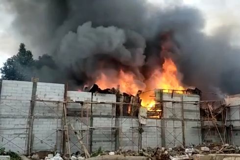 Lapak Pemulung di Joglo Terbakar, 65 Personel Masih Berjibaku Padamkan Api