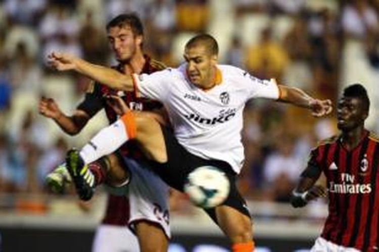 Gelandang Chelsea, Oriol Romeu, saat dipinjamkan ke Valencia pada musim 2013-14.