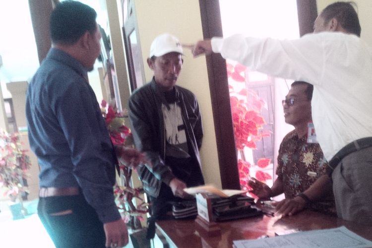 Imam Santoso saat mempertanyakan legalitas akta cerai miliknya di Pengadilan Agama Purwodadi, Grobogan, Jateng, Rabu (17/1/2018).