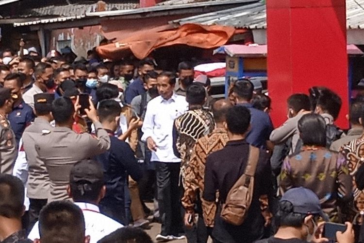 Presiden Joko Widodo (Jokowi) mengunjungi Pasar Pasir Gintung, Sabtu (3/9/2022). Jokowi membagikan BLT dan Bantuan Modal kepada pedagang.