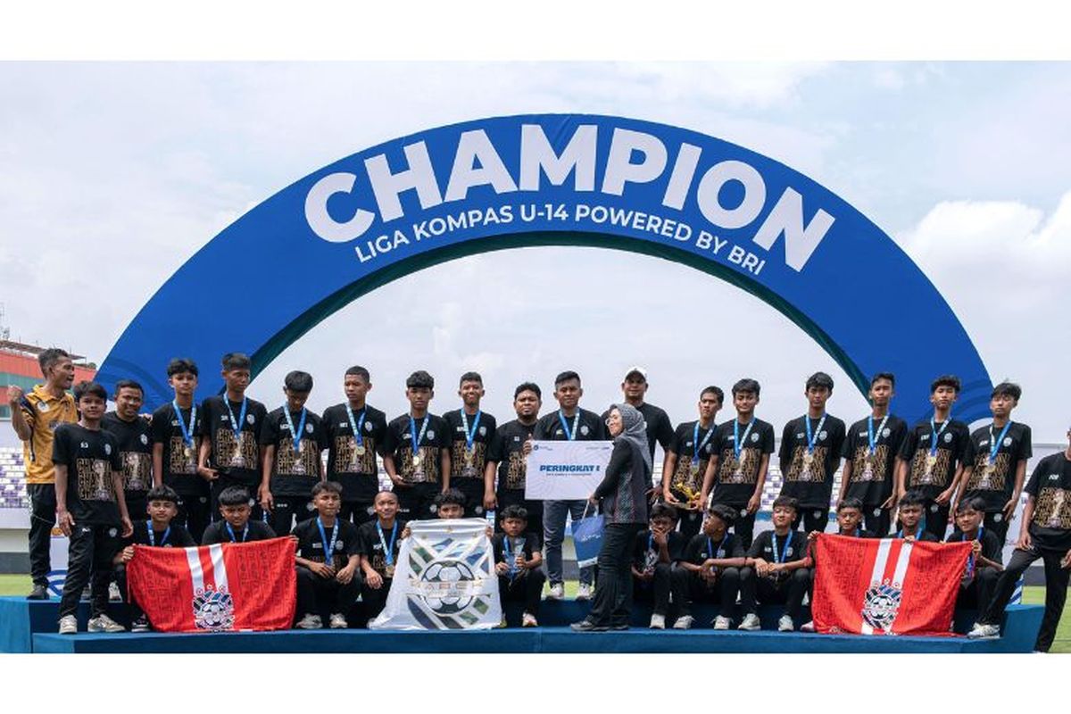 Sekolah Sepak Bola (SSB) Babek SS berhasil menjadi juara pada ajang Liga Kompas U-14 2024/2025 Powered by BRI lewat pertandingan pamungkas melawan OneWay SS yang digelar di Stadion Indomilk Arena, Kabupaten Tangerang, Banten, Minggu (4/5/2025).