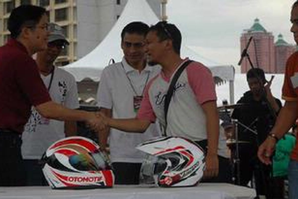 Peluncuran helm ditandai penyerahan secara simbolis dari pihak produsen helmkiridan Harry OTOMOTIF Group disaksikan pemred Otomotif Soni Riharto kedua dari kiri, Achmad Riswan kanan dan Agus Langgeng tengah GM Publishing