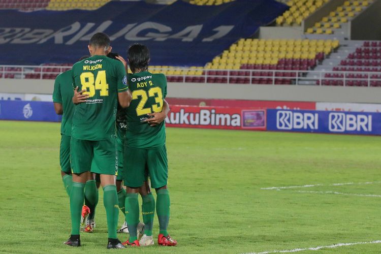 Pemain Persebaya Surabaya berpelukan seusai unggul lawan Barito Putera saat pertandingan pekan 15 Liga 1 2021-2022 yang berakhir dengan skor 2-0 di Stadion Manahan Solo, Sabtu (4/11/2021) malam.