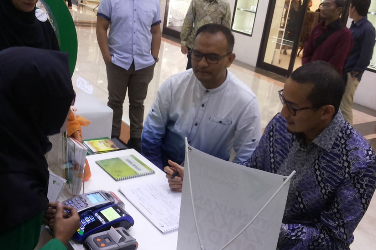 Wakil gubernur terpilih DKI Jakarta Sandiaga Uno saat membayar zakat fitrah di salah satu counter yayasan penyaluran zakat yang ada di Plaza Senayan, Jakarta Pusat; Sabtu (17/6/2017).