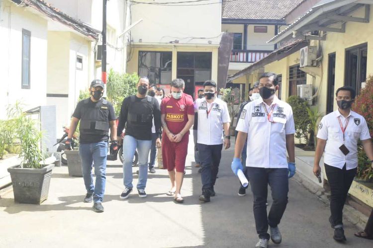 VDB dan PPB tersangka kasus Skiming saat digelandang jajaran Polres Pasuruan Kota Saat Pres Rilis di Mapolresta Pasuruan, Selasa 12/10/2021.