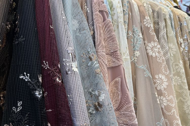 Model rompi lepas tile jaring di Thamrin City, Jakarta Pusat.