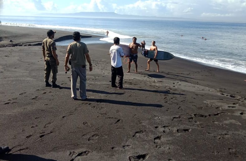 Bule di Bali Masih Nekat ke Pantai Meski Dilarang, Satpol PP: Kami Cuma Bisa Mengimbau