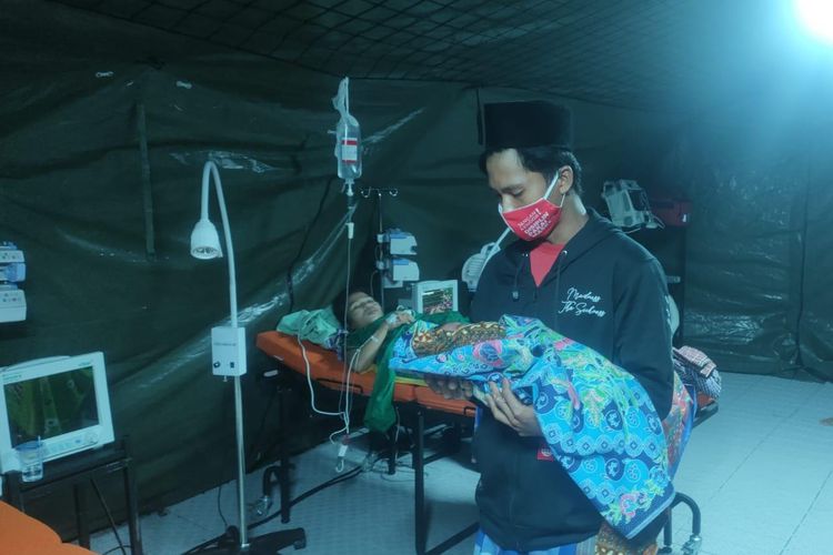 Pengungsi di Mamuju, Sulawesi Barat, yang melahirkan lewat operasi caesar dalam tenda rumah sakit darurat, Kamis (28/1/2021). 