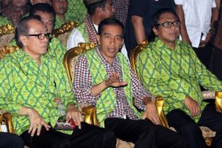 Calon persiden Joko Widodo (tengah) dan Ketua Himpunan Kerukunan Tani Indonesia (HKTI) Oesman Sapta Odang (kanan) menghadiri acara hari jadi ke-41 HKTI di Jakarta Selatan, Senin (16/6/2014). HKTI versi Oesman Sapta ini mendukung pasangan Jokowi-JK karena mampu memperbaiki kesejahteraan petani di Indonesia.