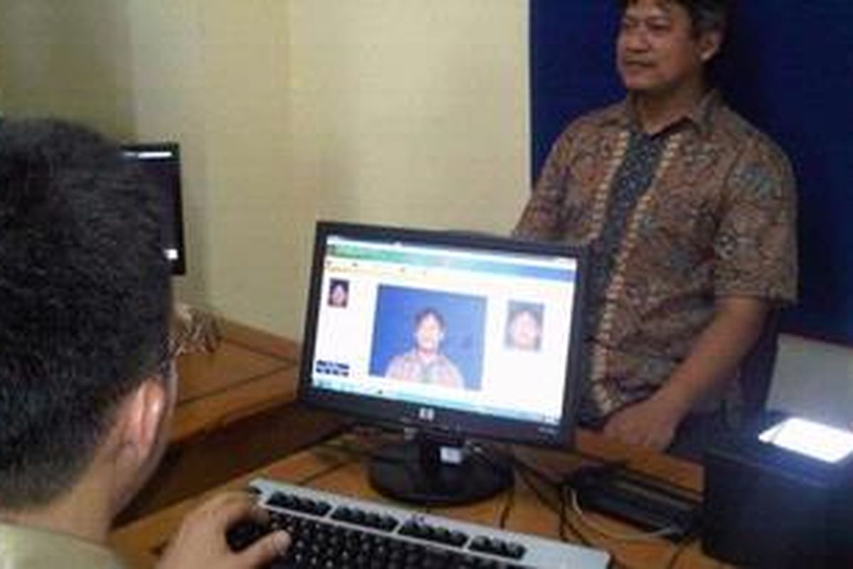 Petugas di Kelurahan Menteng, Kecamatan Menteng, Jakarta Pusat, menguji coba pembuatan kartu tanda penduduk elektronik, Rabu (27/7/2011).