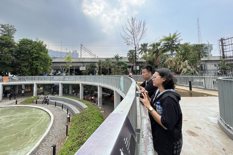 Taman Martha Tiahahu atau Taman Literasi, destinasi wisata popular di Jakarta, Minggu (26/11/2023).