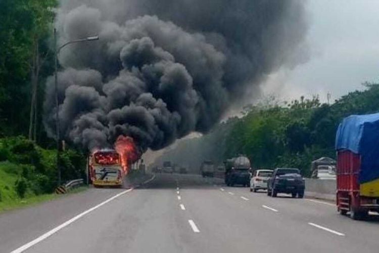 Sebuah bus pariwisata hangus terbakar di Tol Semarang -Solo KM 425. Kamis (17/11/2022