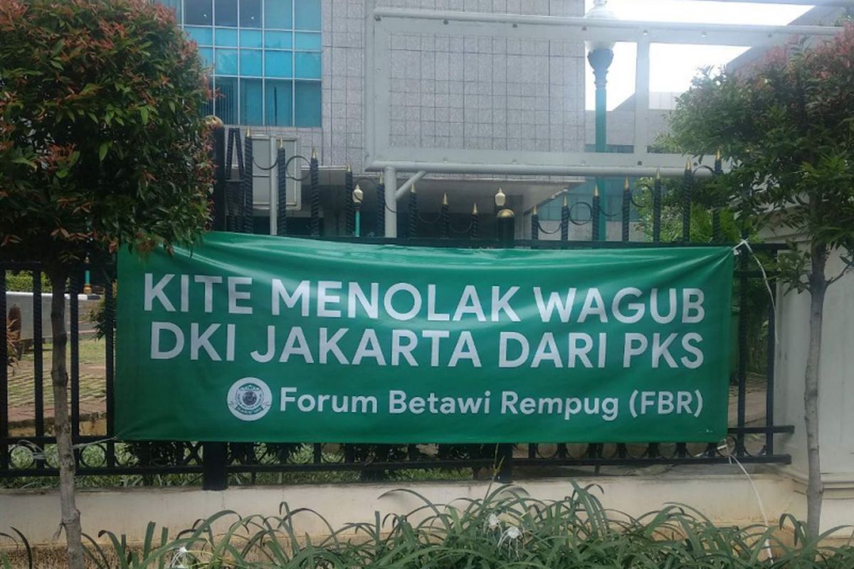 Spanduk penolakan terhadap cawagub DKI dari PKS muncul di pagar DPRD DKI Jakarta, Jalan Kebon Sirih, Jakarta Pusat, Selasa (26/2/2019).