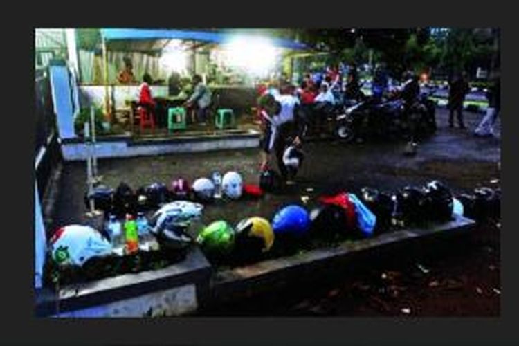 Helm dan botol minuman antre BPJS di Cibinong, Bogor. 