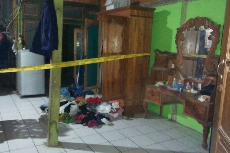 Perampokan terjadi di sebuah rumah pedagang emas di Desa Pengantin, Kecamatan Klambu, Kabupaten Grobo‎gan, Jawa Tengah, Minggu (11/6/2017) malam sekitar pukul 19.45 WIB.