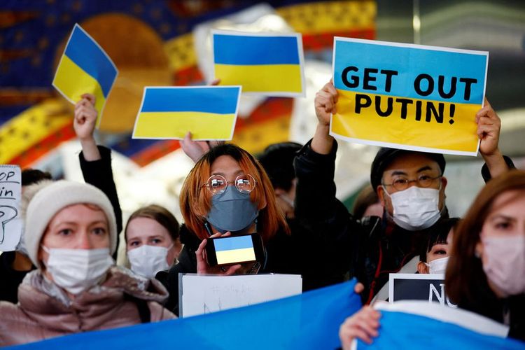Pengunjuk rasa Jepang dan Ukraina menghadiri rapat umum menentang invasi Rusia ke Ukraina, di Tokyo, Jepang, Kamis (24/2/2022).