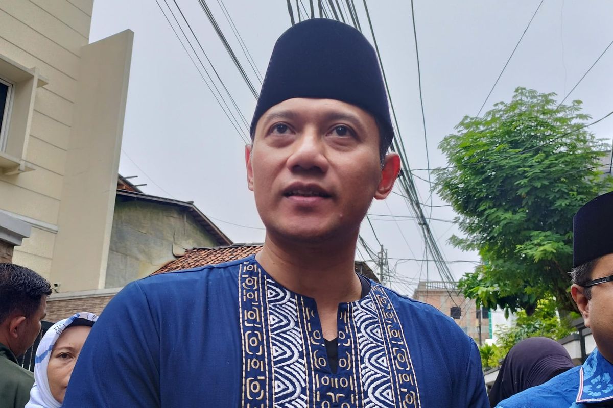 Ketua Umum Partai Demokrat Agus Harimurti Yudhoyono (AHY) saat diwawancarai di Jalan Paseban Timur, Senen, Jakarta Pusat, Jumat (1/12/2023). (KOMPAS.com/XENA OLIVIA)