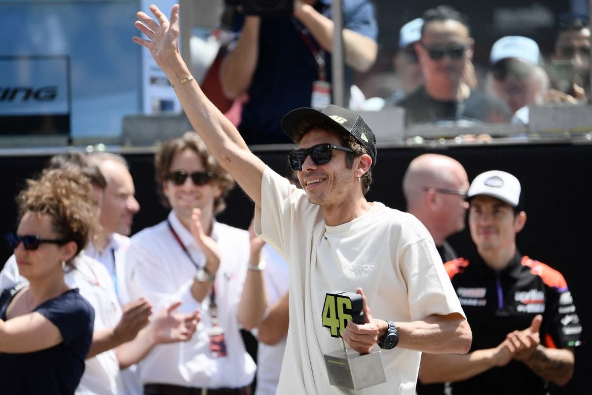 Valentino Rossi saat seremoni mempesiunkan nomor start 46. Terbaru, Valentino Rossi bakal hadir di perhelatan MotoGP Valencia 2022. (Photo by Filippo MONTEFORTE / AFP)