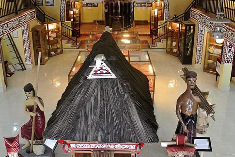 Museum Pusaka Karo di Berastagi, Karo, Sumatera Utara, menyimpan ratusan koleksi yang dipinjamkan oleh puluhan warga Karo. Bangunan museum pun memanfaatkan bekas bangunan Gereja Katolik.