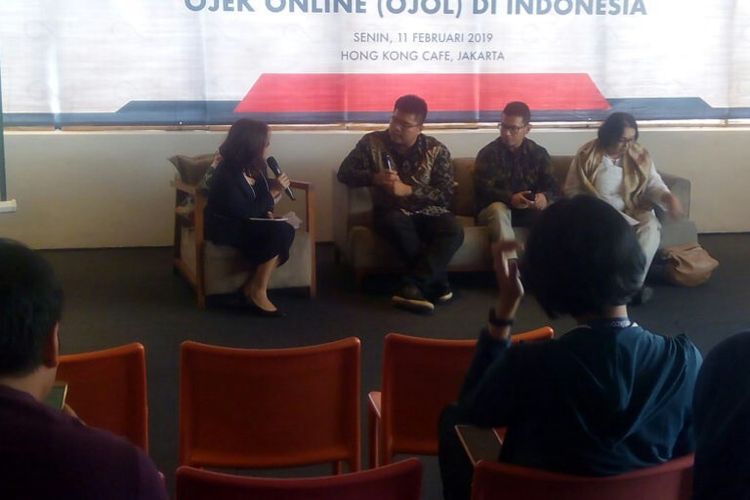 Ketua Tim Peneliti Research Institute of Socio-economic Development (Rised), Rumayya Batubara (kedua kiri) menjabarkan temuan lembaganya terkait wacana kenaikan tarif ojek online dalam jumpa pers di Jakarta, Senin (11/2/2019).