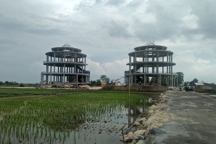 Penampakan dua tower islamic center yang sudah mulai dibangun di Kecamatan Balongpanggang, Gresik.