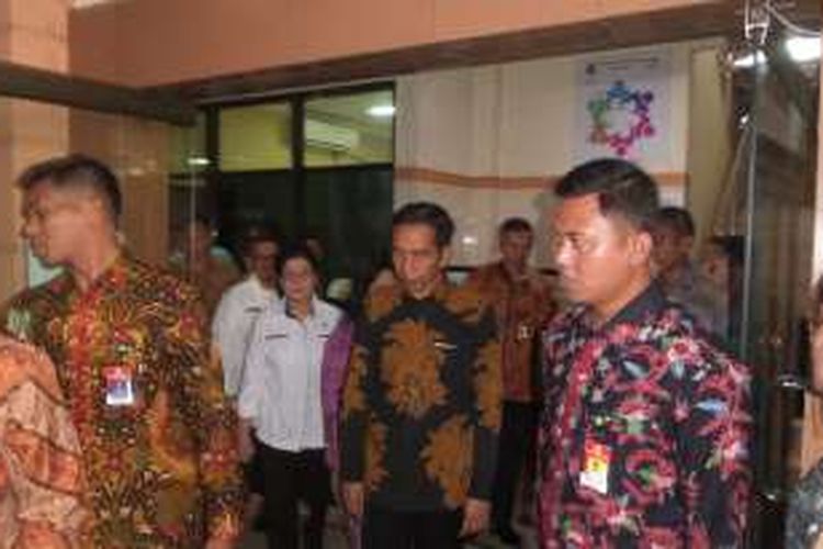 Presiden Joko Widodo saat memantau pemberian vaksin ulang di Pusksmas Kecamatan Ciracas, Jakarta Timur.