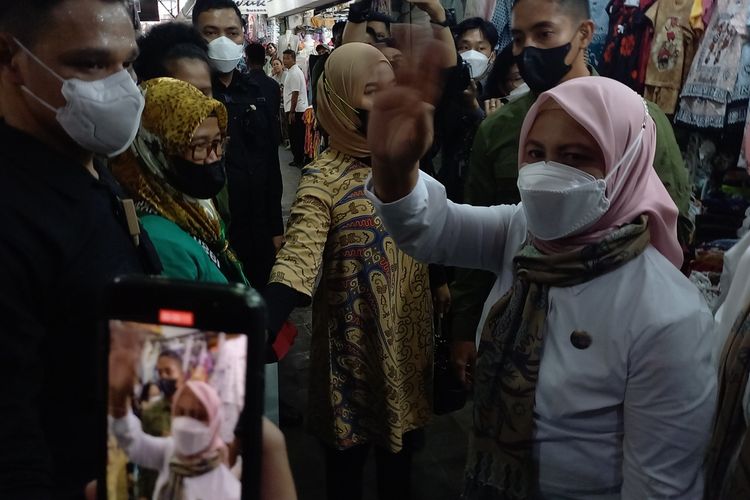 Iriana Jokowi saat menyapa pengunjung Pasar Beringharjo, Kamis (31/1/2023)