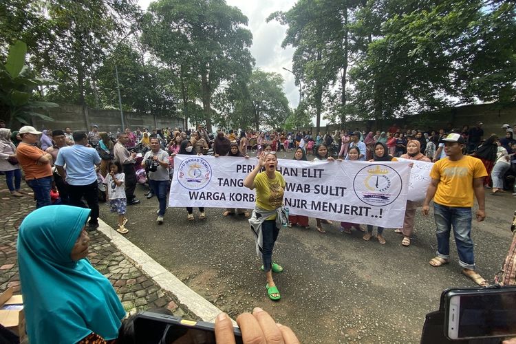 Ratusan emak-emak berdemonstrasi di kantor manajemen Perumahan Citra Garden, Bandar Lampung, Kamis (2/5/2024). Warga menuding jebolnya tanggul perumahan menyebabkan banjir di wilayah mereka.