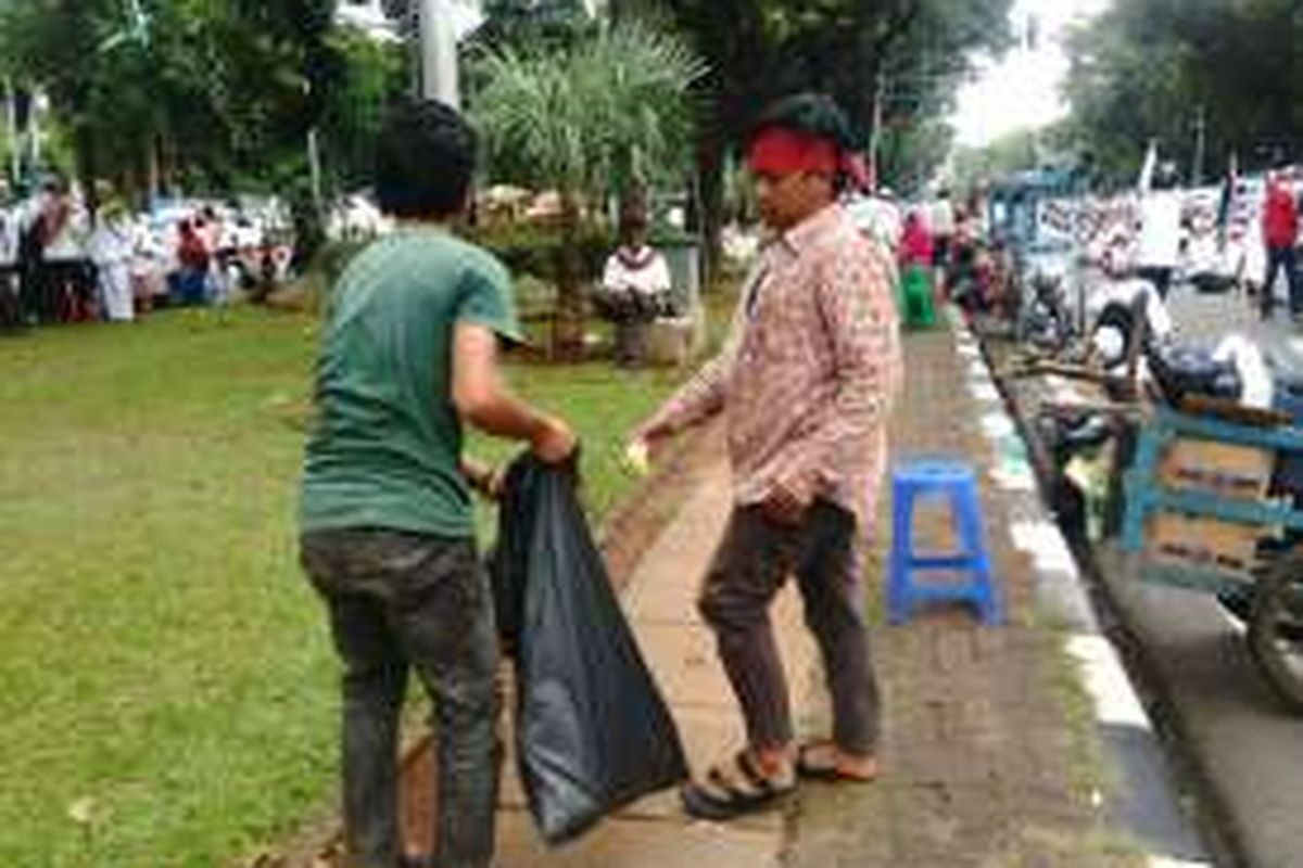 Mahasiswa UIN Bandung ikut aksi dan mengambil bagian sebagai relawan memungut sampah di Jalan Medan Merdeka Selatan, Jakarta Pusat. Jumat (2/12/2016).