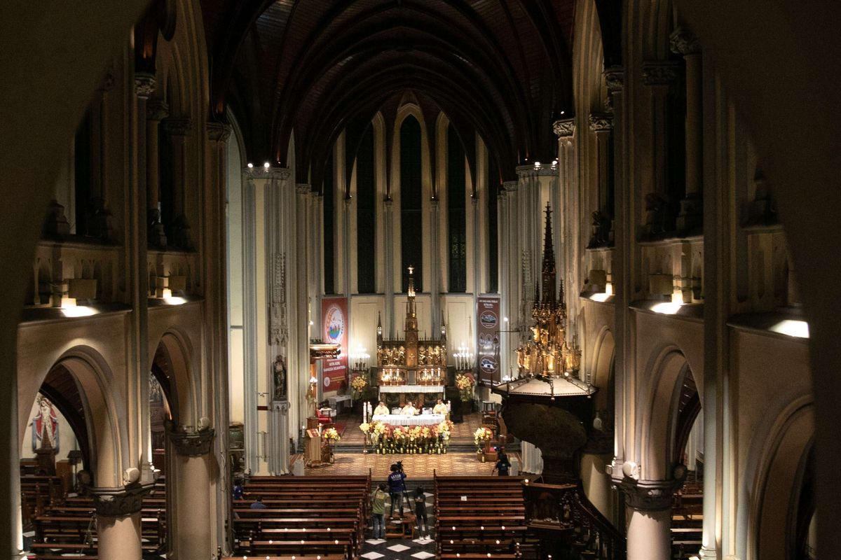 Perayaan misa kedua Malam Paskah di Gereja Katedral Jakarta, Sabtu (11/4/2020). Untuk memutus penyebaran wabah Covid-19, Umat Katolik menjalani pekan Tri Hari Suci secara daring melalui siaran televisi maupun streaming