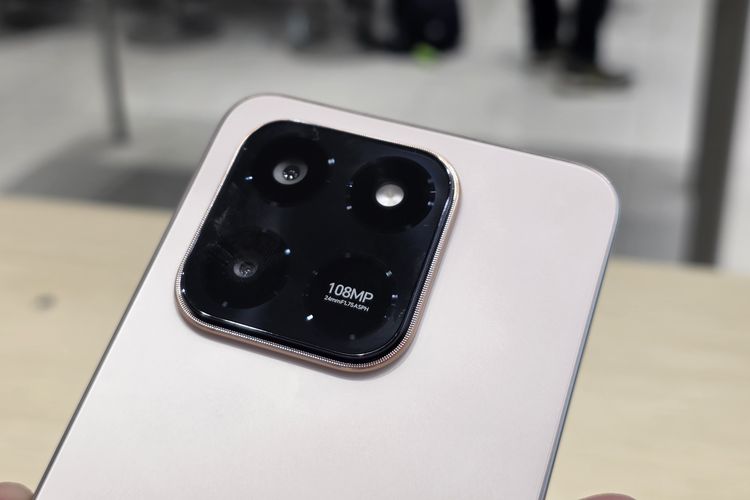 Untuk fotografi, Honor X7d dibekali kamera utama 108 MP (f/1.75).Kamera ini mampu merekam video hingga resolusi Full HD 1080p. Kamera utamanya ditemani depth sensor 2 MP (f/2.4), sedangkan di bagian depan tersedia kamera selfie 8 MP (f/2.0).
