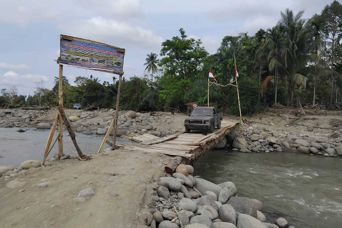 Akses Jalan Amblas, Warga Cot Calang Aceh Utara Swadaya Bangun Jembatan  dari Kayu Sisa Banjir