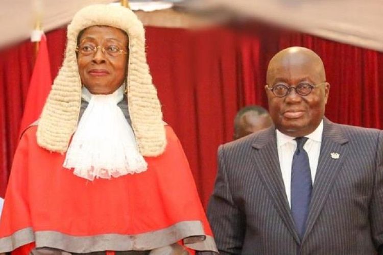 Mulai 1 November 2011, semua hakim di Ghana wajib mengenakan wig saat bertugas.